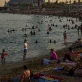 Des baigneurs tentent de se rafraîchir à Barcelone. KEYSTONE/AP/Emilio Morenatti